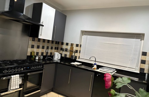 Staines Apartment | Family Fun Stay – Secure Parking Near Thorpe Park