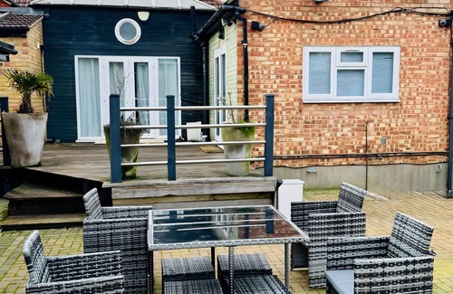 Staines Apartment | Family Fun Stay – Secure Parking Near Thorpe Park
