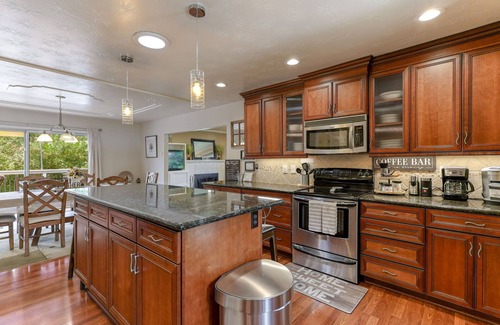 Sunset House | FAMILY FUN GETAWAY ! 🎱🏓RecRoom⚽️🕹 BBQ♨️FirePit