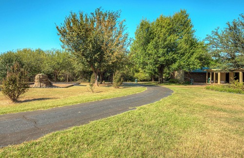 Edmond House | Family Game Retreat w/Arcade + Fire Pit