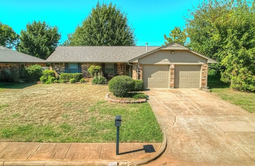 Edmond House | Family Game Retreat w/Arcade + Fire Pit