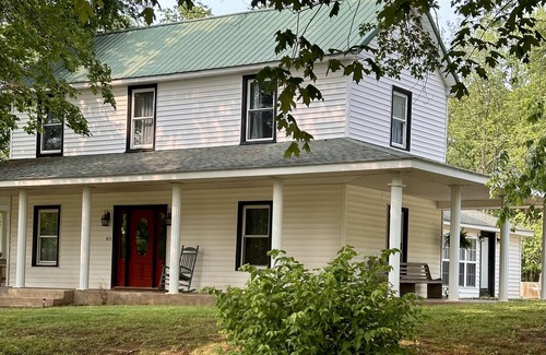 Caledonia House | Family getaway beautiful wraparound porch sleeps 13+ near hiking and state parks