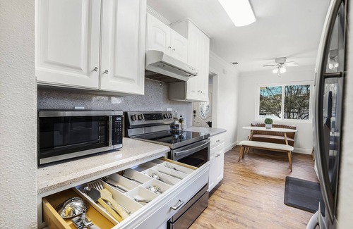 Lincoln Acres House | Family Haven: Sports court/Game Room/King Beds