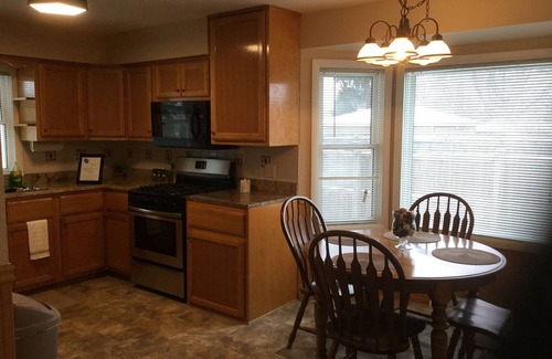Racine House | Family Living! Professionally Cleaned, Self Check In - Sleeps 10
