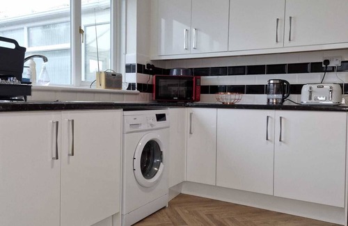 Cliftonville House | Family Seaside Bungalow - Max 6 Adults Only - 2 Small -Medium Sized Dogs Welcome - Nr Beach