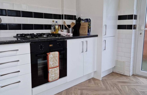 Cliftonville House | Family Seaside Bungalow - Max 6 Adults Only - 2 Small -Medium Sized Dogs Welcome - Nr Beach