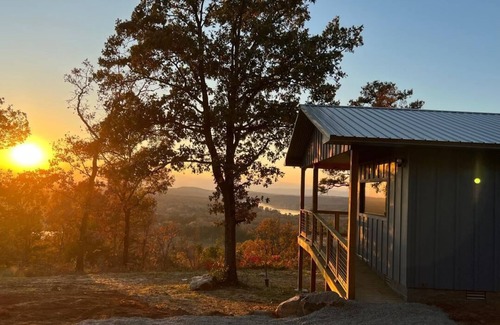Clarksville Cabin | Family-sized cabin with an amazing view & firepit-