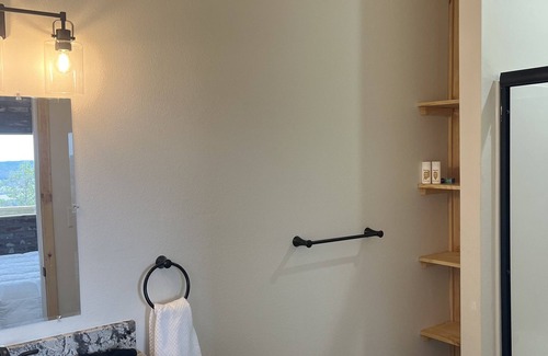 Clarksville Cabin | Family-sized cabin with an amazing view & firepit-