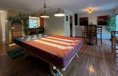 Annapolis House | Family Sized Contemporary in Spacious Neighborhood