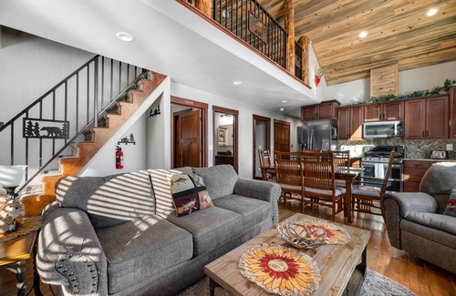 Nemo House | Fantastic and secluded house with two lofts, balcony, & swing set - near hiking