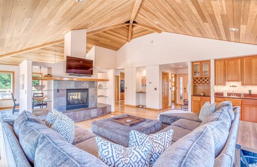 Neskowin House | Fantastic Custom Ocean-View Home Near Neskowin has Deck, Spa Tub, Hot Tub!