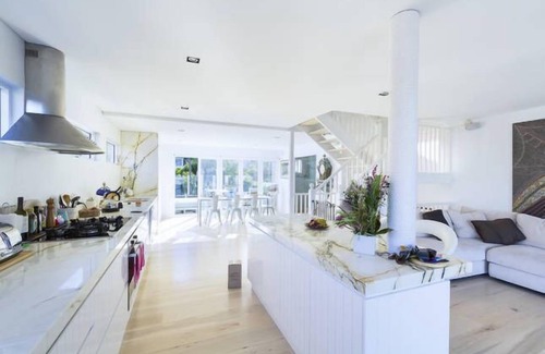 North Curl Curl House | Fantastic Modern Beach House with Sensational Ocean Views & large in ground Pool