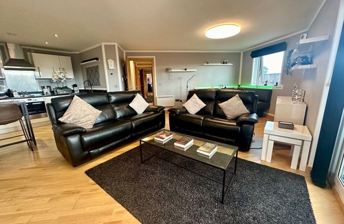 Colchester Apartment | Fantastic River Views Apartment| Pass the Keys