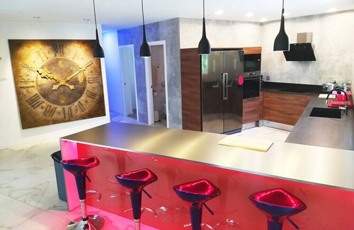 Chiva Ski Chalet | Fantasy Villa Valencia: Airport & Circuit Ricardo Tormo