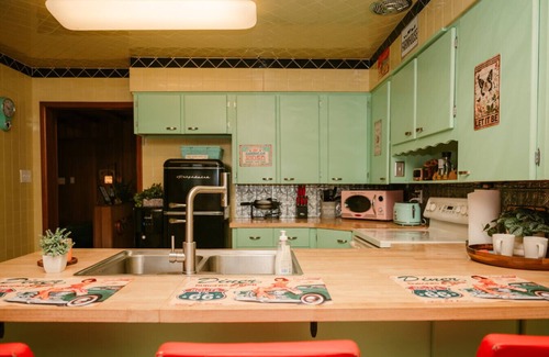 West Newton Other | Farm Ranch/Huge Hot tub/Retro/Solar/15 Downtown