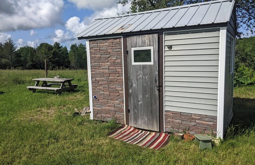 Dedham Cabin | Farmstay in a tiny shack with view on horse & goat pasture