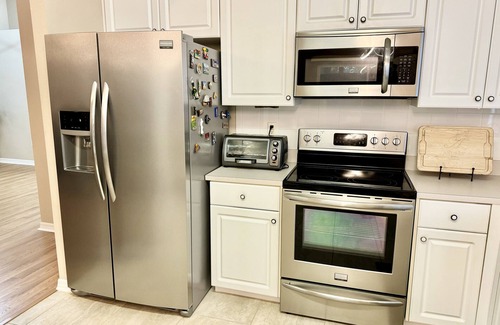 Lake Bernadette House | Fast wifi 2 GB, pool, gym, golf, B-ball, tennis court, playground and more.