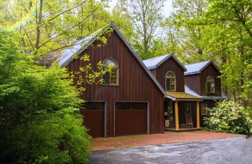 Rossville House | Featured On The Travel Channel, Home & Garden Channel and More. No Cleaning Fee!