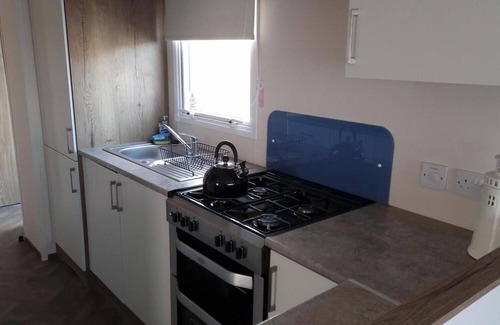 Felixstowe House | Felixstowe Sea Views. Cosy 2-bedroom static caravan, parking, wifi,