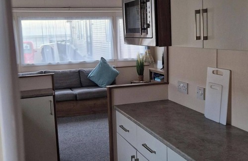Felixstowe House | Felixstowe Sea Views. Cosy 2-bedroom static caravan, parking, wifi,