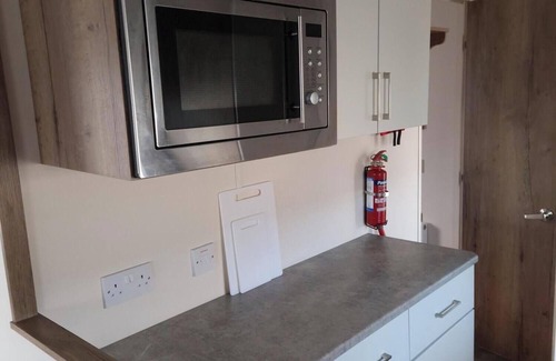 Felixstowe House | Felixstowe Sea Views. Cosy 2-bedroom static caravan, parking, wifi,