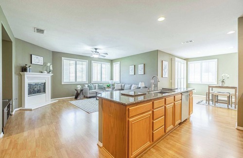 Palmdale House | Fenced Backyard for Pets｜Garage Access｜Cozy 5BR｜Month to Month available #42108