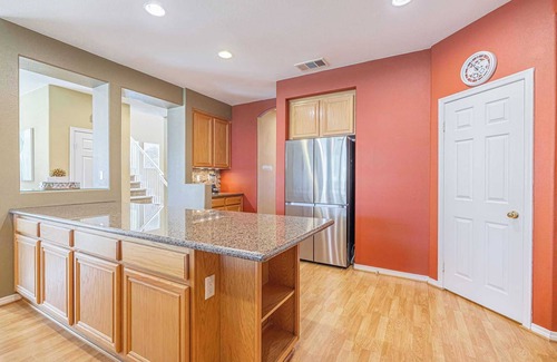 Palmdale House | Fenced Backyard for Pets｜Garage Access｜Cozy 5BR｜Month to Month available #42108