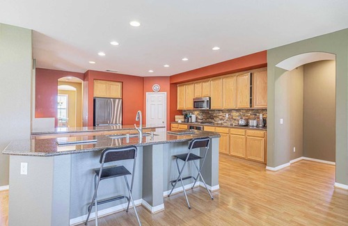 Palmdale House | Fenced Backyard for Pets｜Garage Access｜Cozy 5BR｜Month to Month available #42108