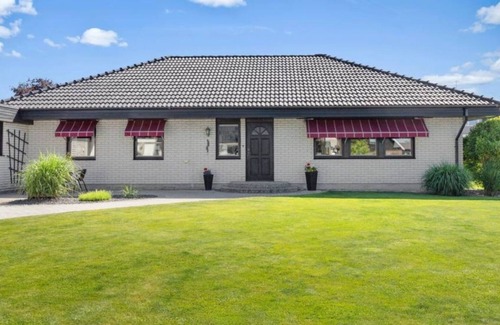 Bromolla House | Ferienhaus Kronenpark, Angelcamp mit Angelboot, Kanus, Fahrräder, Jakuzzi uvm