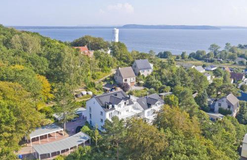 Lietzow Apartment | Ferienresidenz Zwei Bodden FeWo2-8 - Balkon, Sauna, Kamin