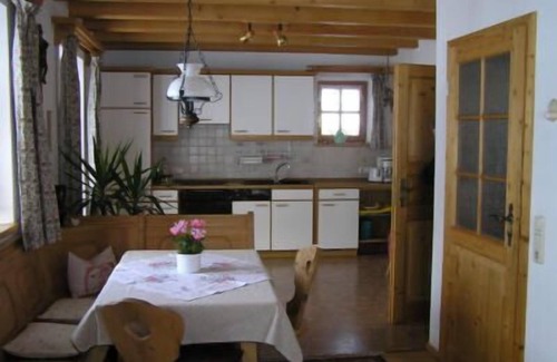 Bergen Apartment | Ferienwohnung 100 qm mit Wohnzimmer, 2 seperate Schlafzimmer, großes Bad mit WC, zusätzliches WC, Terrasse, Garten