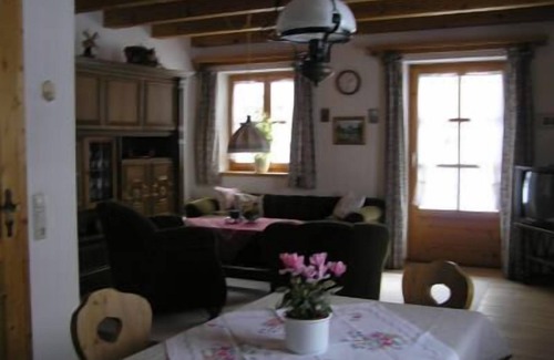 Bergen Apartment | Ferienwohnung 100 qm mit Wohnzimmer, 2 seperate Schlafzimmer, großes Bad mit WC, zusätzliches WC, Terrasse, Garten