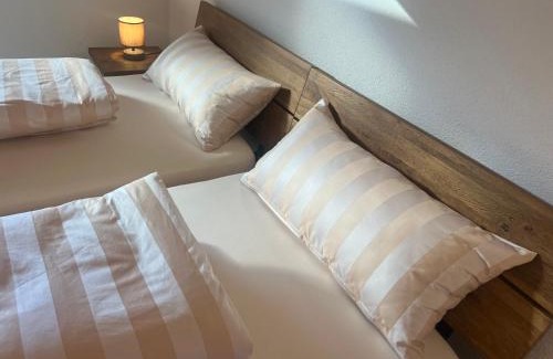 Singen Apartment | Ferienwohnung, 2 Zimmer, 4 bis 6 Personen, 67 qm, mit großem Balkon, entlang am Fluss, an der Aach, am Bodensee, nah am Naturschutzgebiet