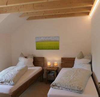 Singen Apartment | Ferienwohnung, 2 Zimmer, 4 bis 6 Personen, 67 qm, mit großem Balkon, entlang am Fluss, an der Aach, am Bodensee, nah am Naturschutzgebiet