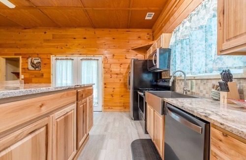 Helen Cabin | Fern Meadow | 1BR 1BA | Custom Rock Shower | Jetted Tub | Hot Tub | Fire Pit