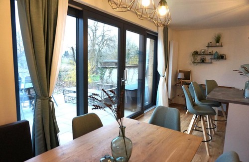 Bad Freienwalde Apartment | FeWo EG am Fluss mit Terrasse - eine grüne Oase