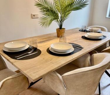 Zweckel Apartment | FeWo-Palmtrees 3 - Große und moderne 2 Zimmerwohnung mit Süd-West Balkon in Gladbeck-Mitte nähe Movie Park und Arena AufSchalke