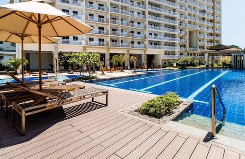 Diliman Condo | Fiber-powered Tropical Oasis