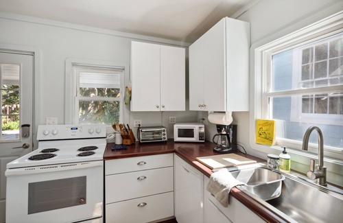 Folly Beach House | Fiddler Crab! Quaint Ocean View Cottage for Couples' Getaway or some "Me" Time