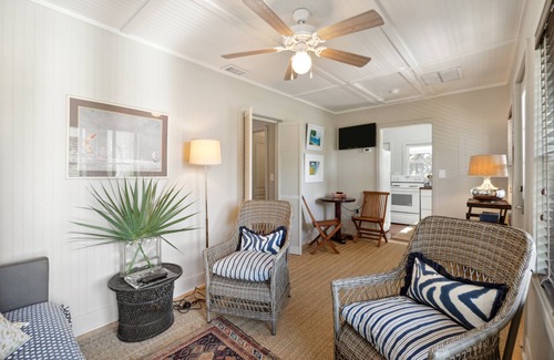 Folly Beach House | Fiddler Crab! Quaint Ocean View Cottage for Couples' Getaway or some "Me" Time