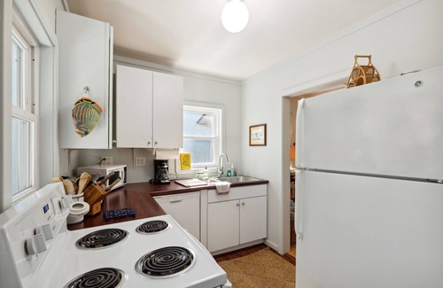 Folly Beach House | Fiddler Crab! Quaint Ocean View Cottage for Couples' Getaway or some "Me" Time