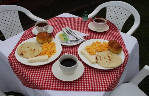 Quimbaya House | Finca Hotel Cabaña Fercho