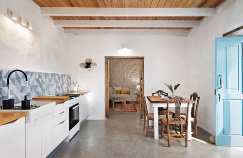 Tabayesco Villa | 'Finca Petite Vineyard' with Mountain View, Private Terrace and Wi-Fi