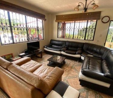 La Mesa House | Finca privada con excelente clima, rio natural, wifi y piscina