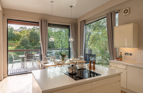 Richmond Cottage | Finley - a lodge that sleeps 6 guests in 3 bedrooms