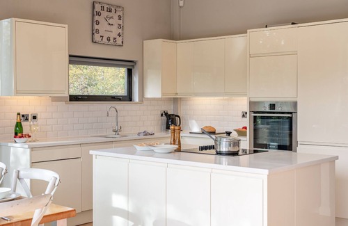 Richmond Cottage | Finley - a lodge that sleeps 6 guests in 3 bedrooms