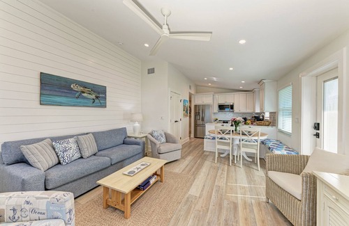 Ilexhurst House | Fins to the Left: Gulf of Mexico! On Beach!