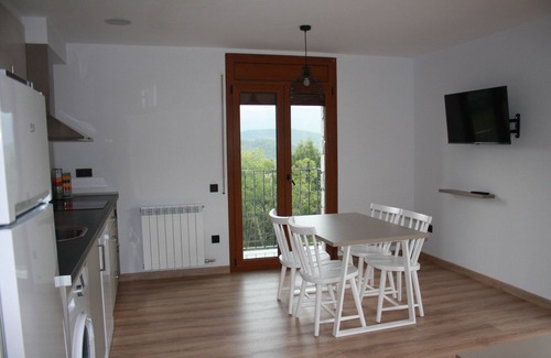 Laspaules Apartment | Fio de Neu, New, spacious tourist apartment with views of the mountains