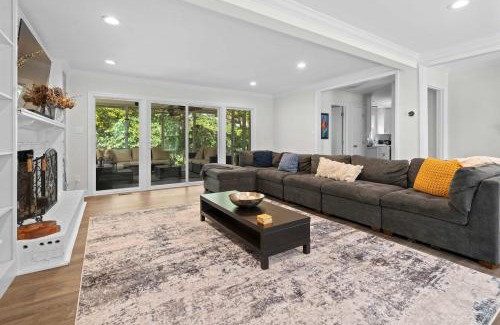 North Raleigh House | Fire pit - 6 Min to North Hills - Screened Porch