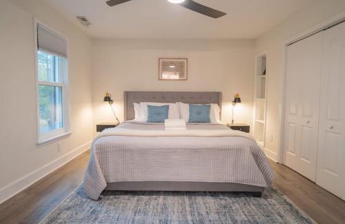 North Raleigh House | Fire pit - 6 Min to North Hills - Screened Porch